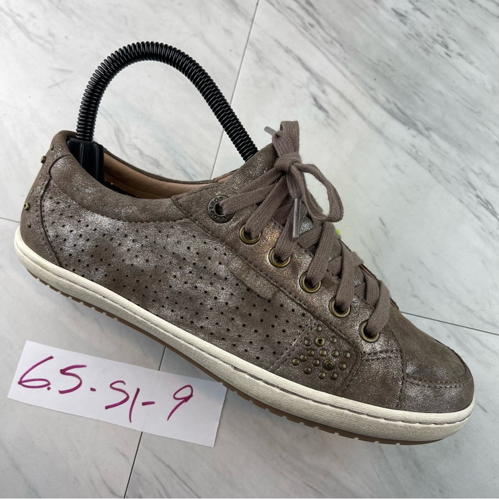 -Taos Women's Freedom Brown Leather Studded Comfort Sneakers FRE-12810 Size 6.5